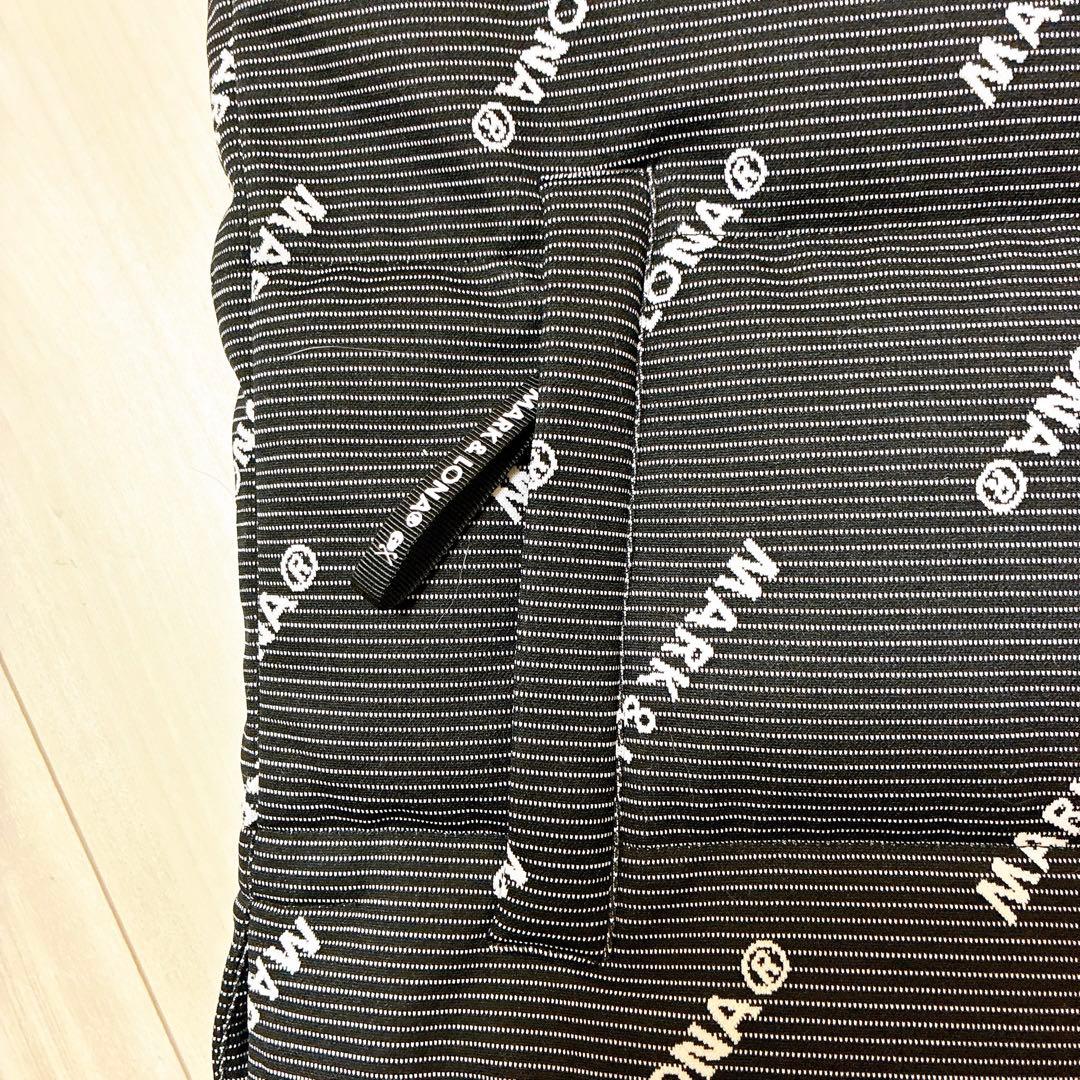 【マークアンドロナ】ロゴ入りストライプ ダウンベスト