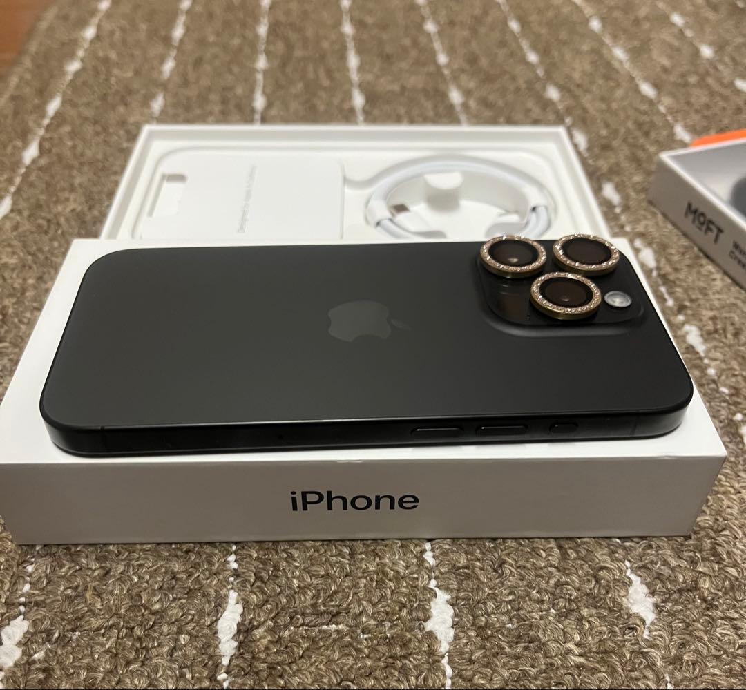 iPhone 15 Pro 128GB MOFT SNAP CASEケース付き。