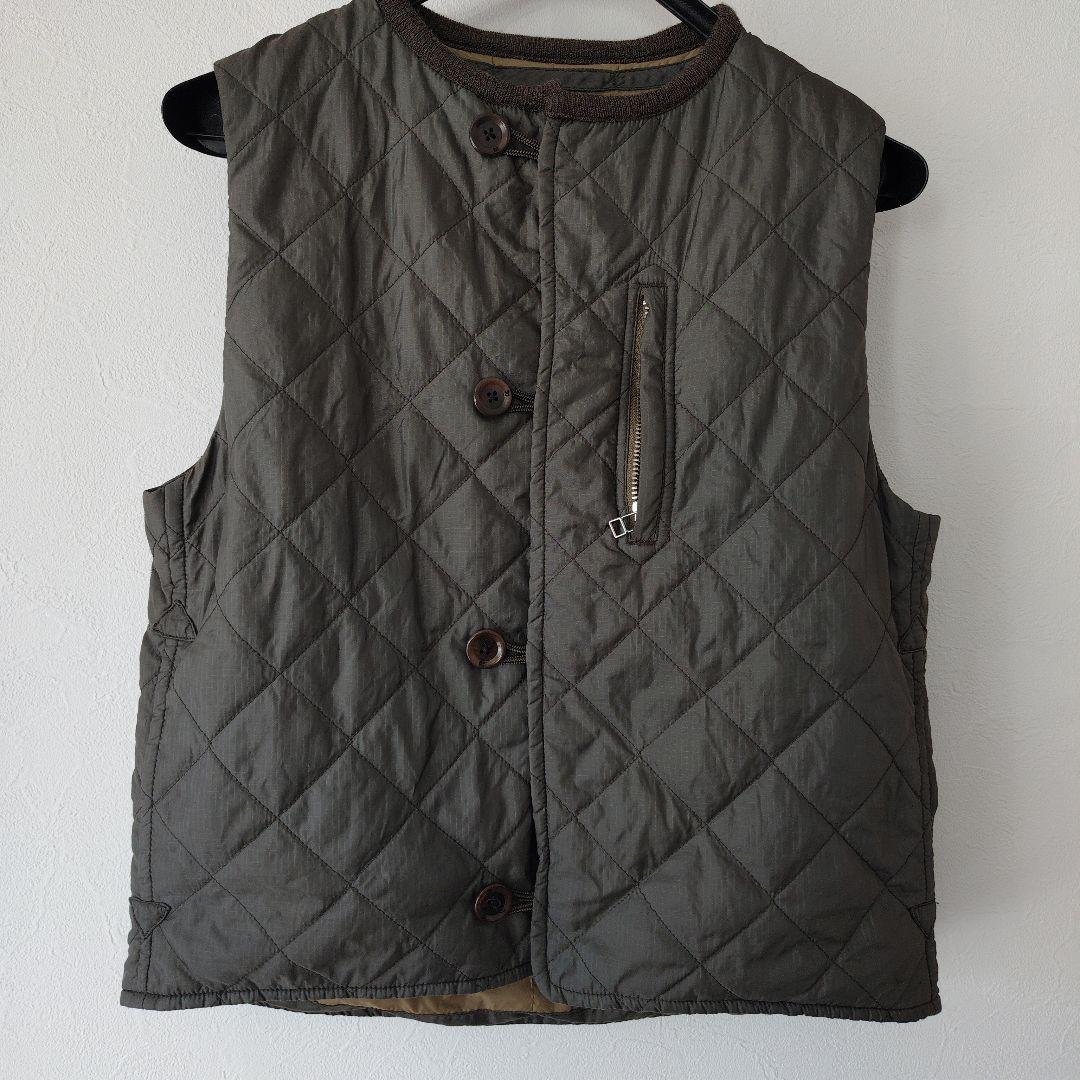 45Rリップストップナイロンキルトベスト ノーカラー カーキグレー 刺繍入3