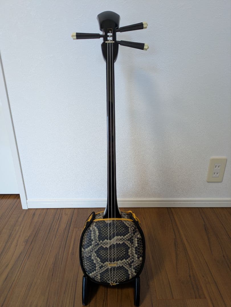 沖縄三線 蛇皮風 フルセット 譜面台兼スタンド 教本付 ケース・チューナー付