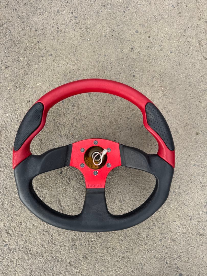 MOMO 赤/黒 ステアリングホイール 3本スポーク