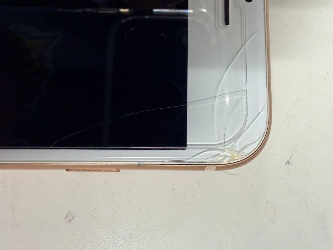 iPhone 8 ゴールド 画面ひび割れあり