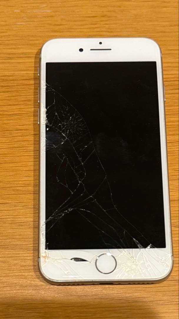 Apple iPhone 8 シルバー 画面ひびあり