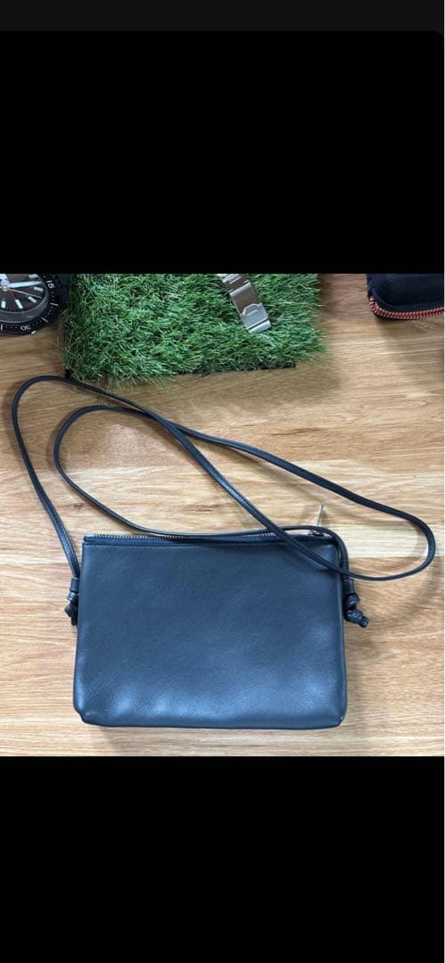 ワイルドスワンズ　 ネイビーのレザーショルダーバッグ