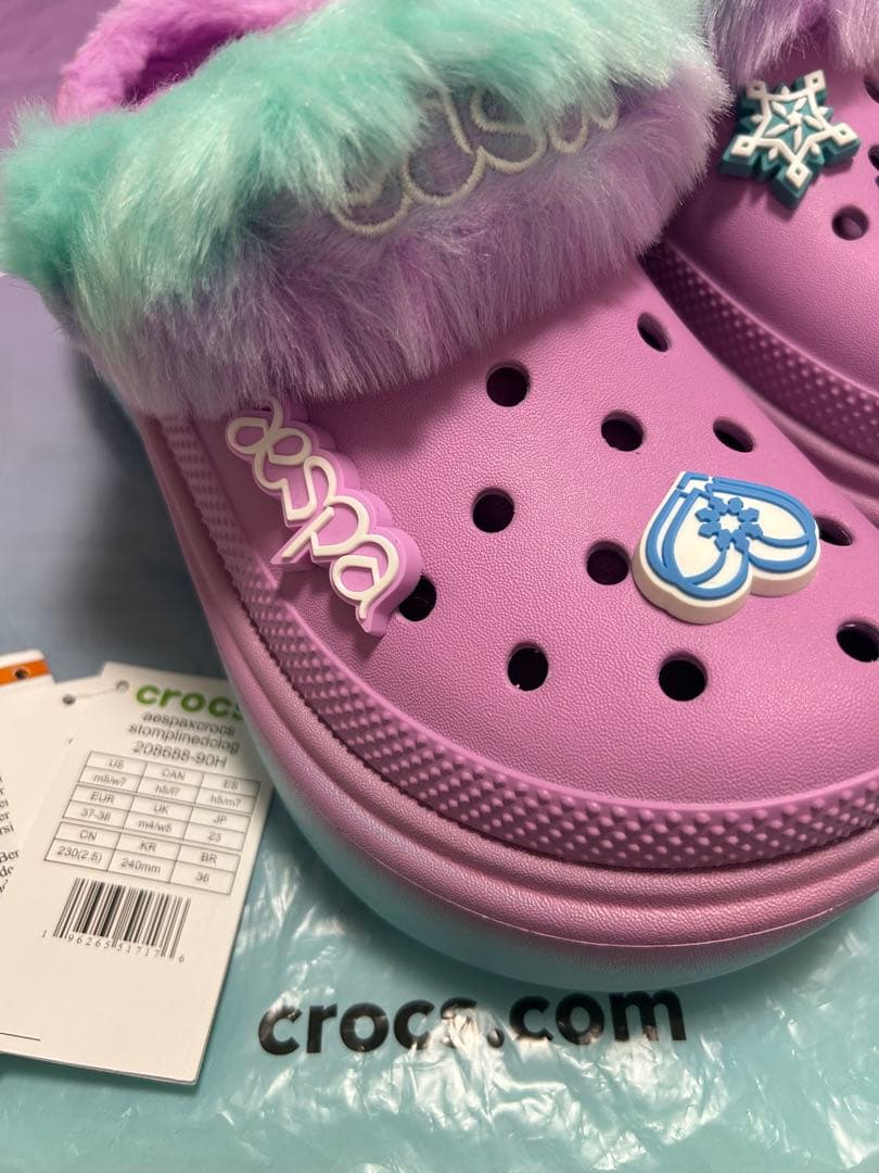 新品 23㎝ aespa×crocs クロックス　ファー　サンダル　エスパ