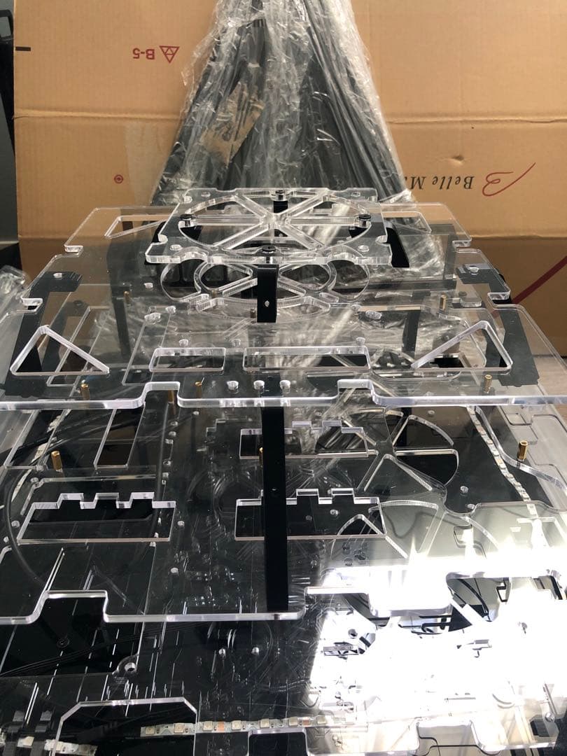 ピラミッド型 PCケース