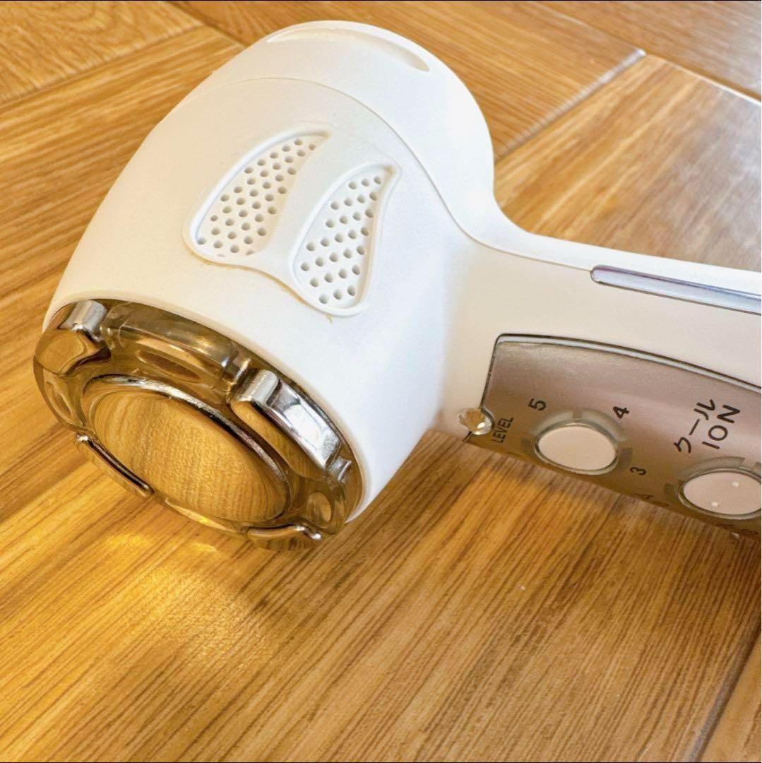 パルフェリュクス
美顔器 EMS機能 5段階調整 USBケーブル・ポーチ付き