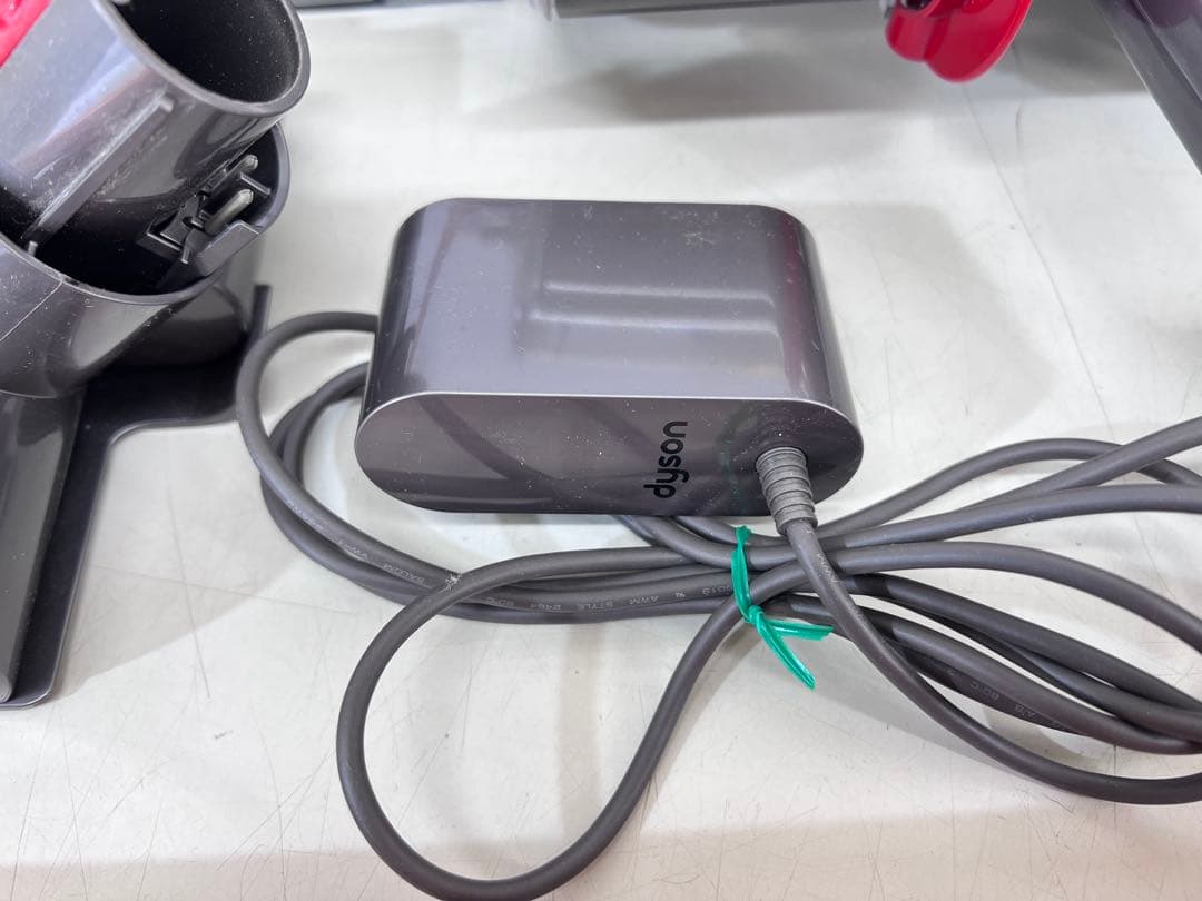 Dyson Cyclone V10 Fluffy 本体とアタッチメント