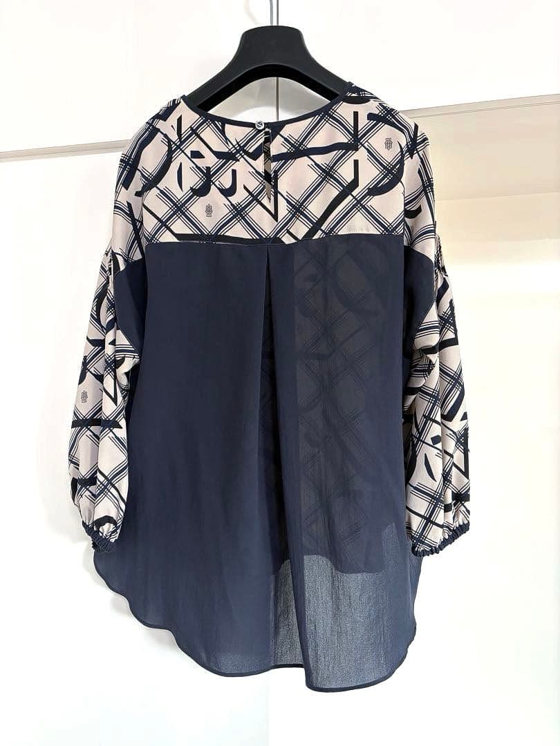 新品訳あり　モラビトブラン　カタログ掲載ロゴプリントブラウス¥63,800