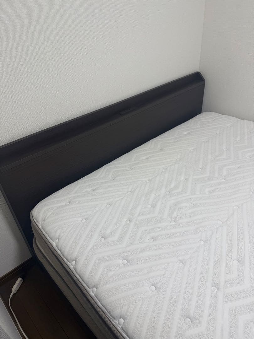 【7/11まで】クイーンサイズベッド　マットレス+ベッドフレーム