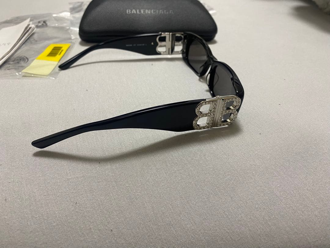 BALENCIAGA ブラックサングラス BBロゴ付き