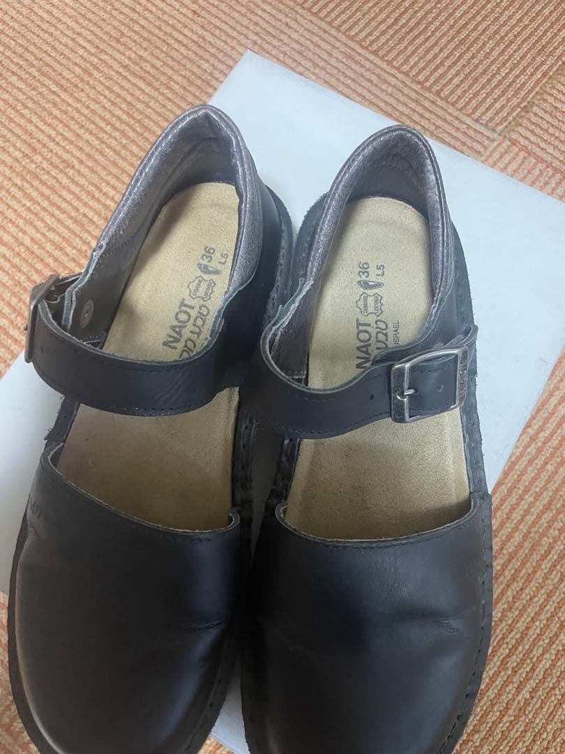 NAOTレザー ストラップ付き フラットシューズ 黒