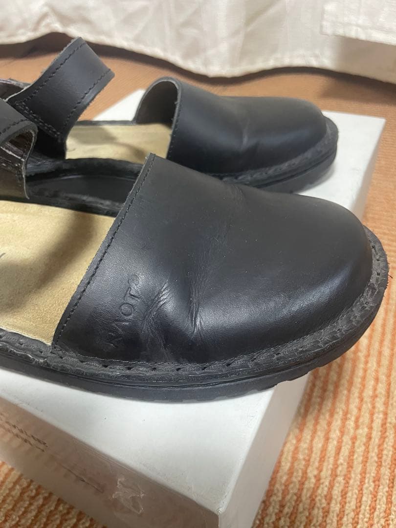 NAOTレザー ストラップ付き フラットシューズ 黒