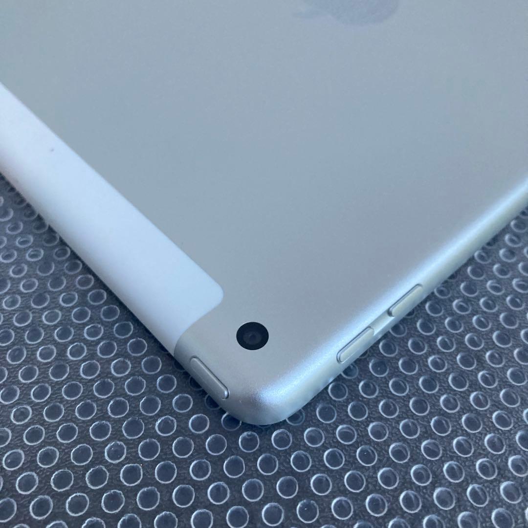 3132 美品☆電池ほぼ新品☆iPad5 第5世代 32GB SIMフリー☆
