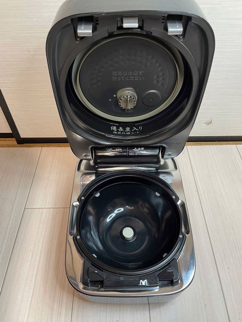 値下！東芝 真空圧力 IH炊飯器 5.5合 備長炭かまど本羽釜 RC-10ZWL