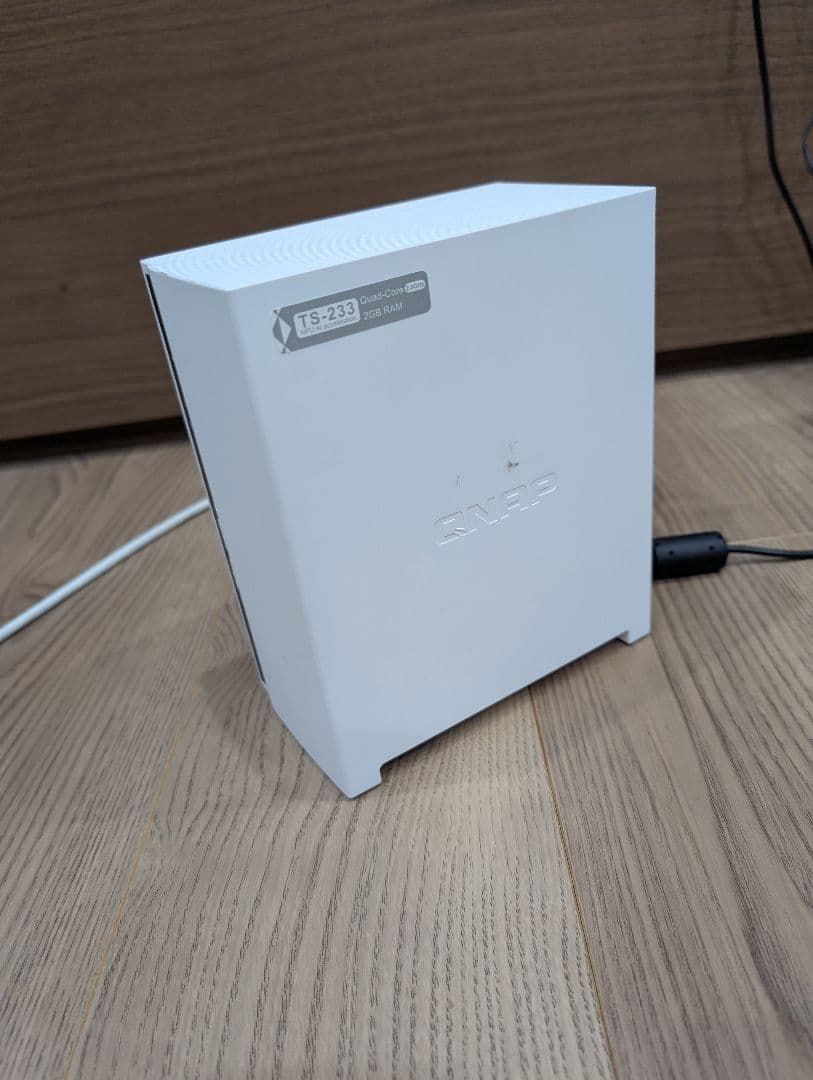 QNAP TS-233 NAS 本体