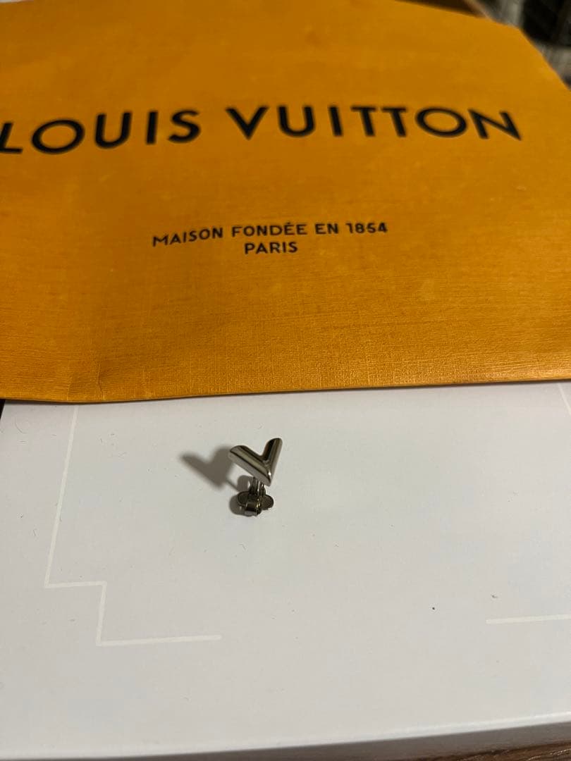 ルイヴィトン シルバーピアス 片耳のみ エセンシャルVピアス