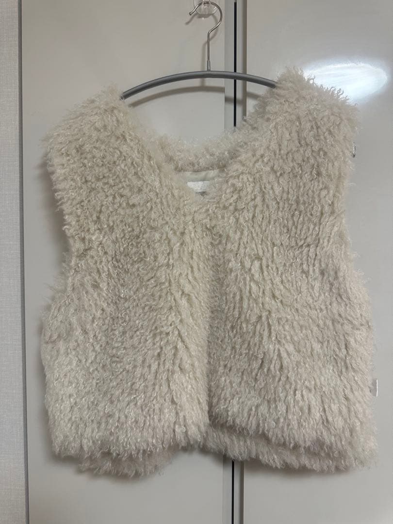 に*ろ様 Ballsey プードルファー Vネックベスト　tomorrowlan