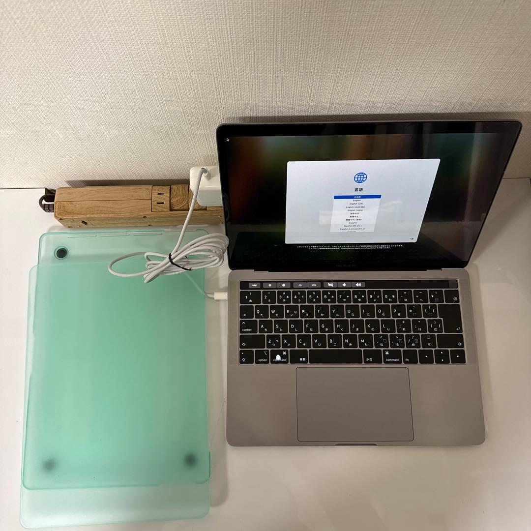 MacBook Pro 13インチ（2018年型）とカバー、アダプタ、ケーブル