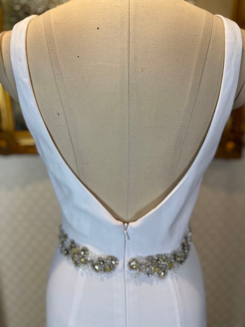 ホワイト Vネック フィット＆フレアドレス