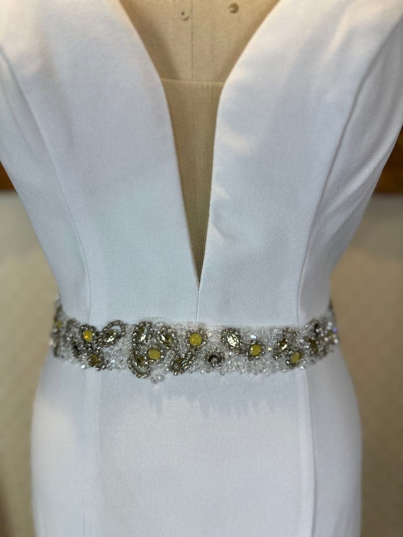 ホワイト Vネック フィット＆フレアドレス