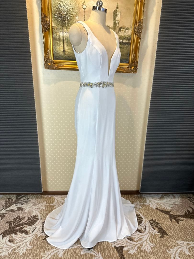 ホワイト Vネック フィット＆フレアドレス