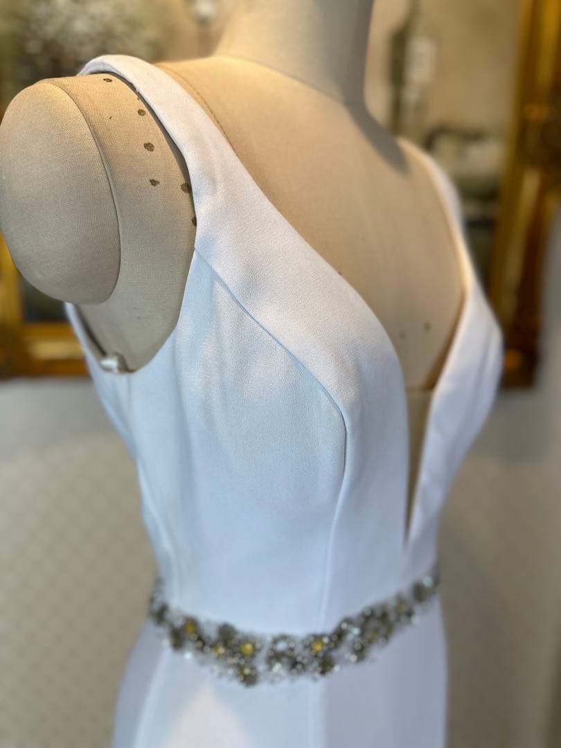 ホワイト Vネック フィット＆フレアドレス