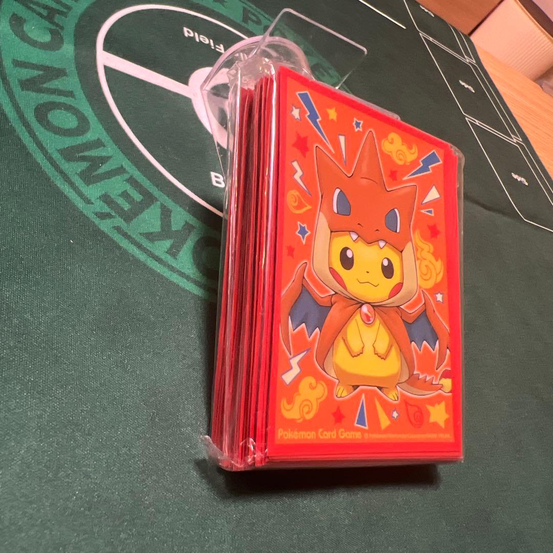 デッキシールド　ポンチョを着たピカチュウ（メガリザードンYver.）