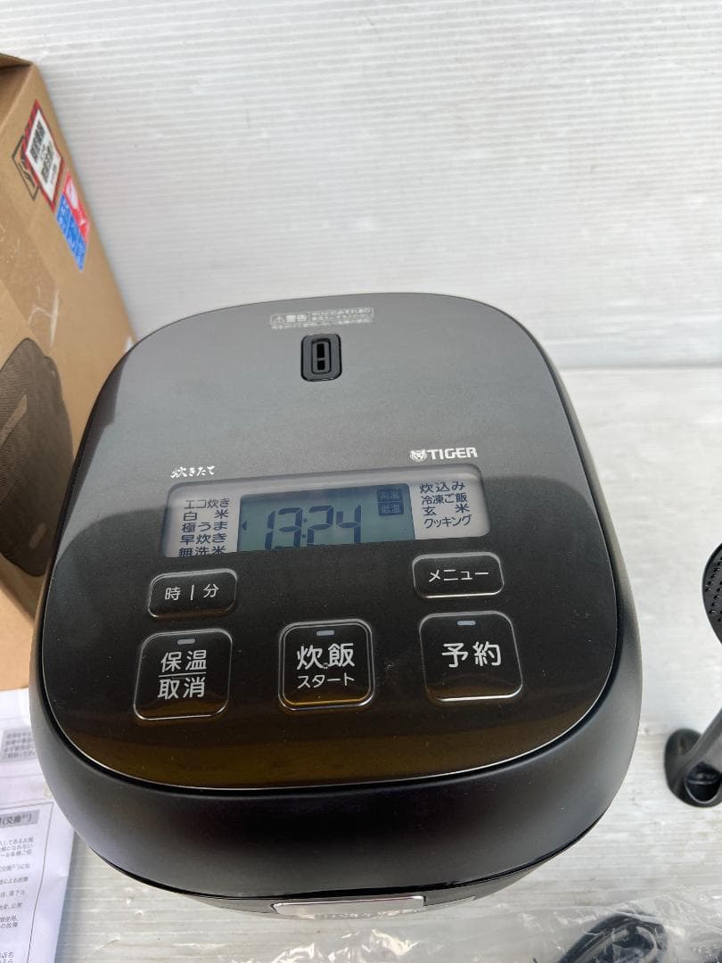 未使用 2024年製　タイガー マイコンジャー炊飯器 3合 JBS-B055KL