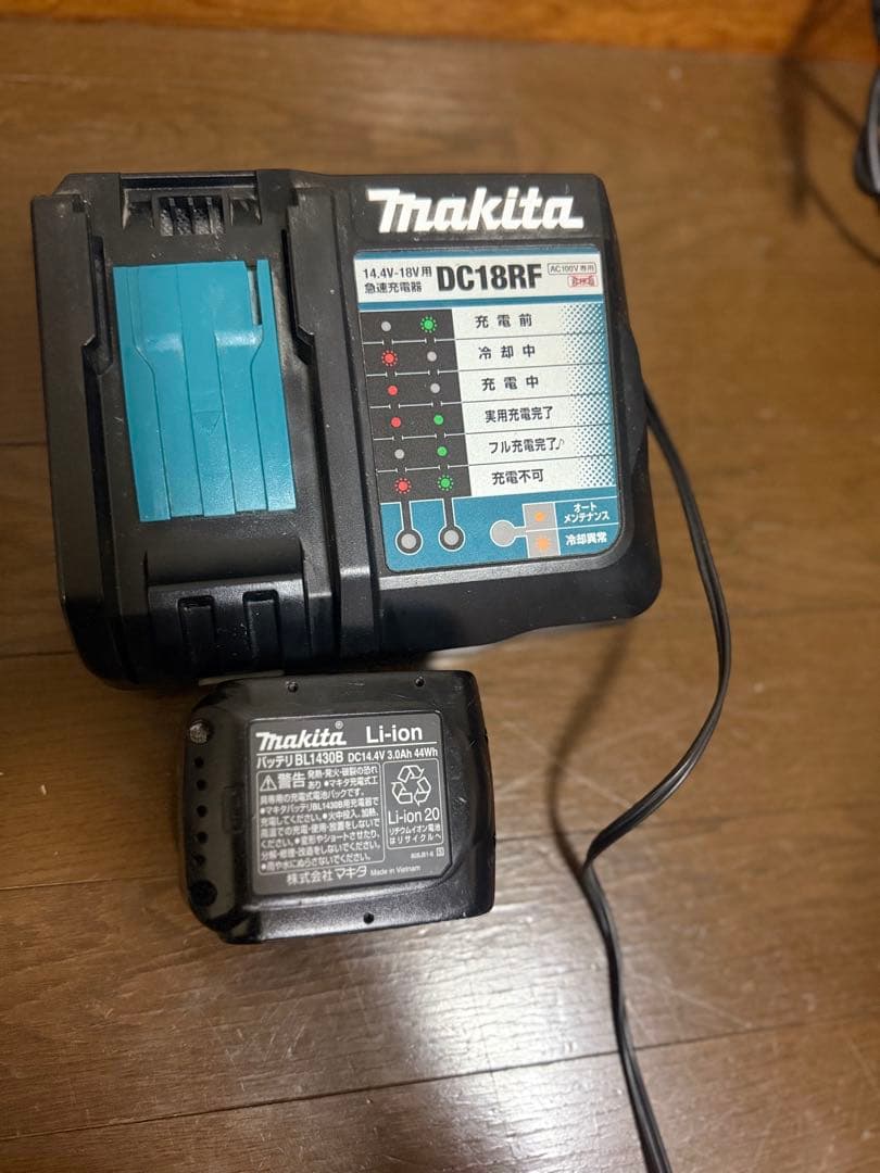 マキタ18V充電式クリーナCL142FD純正バッテリー、純正急速充電器付