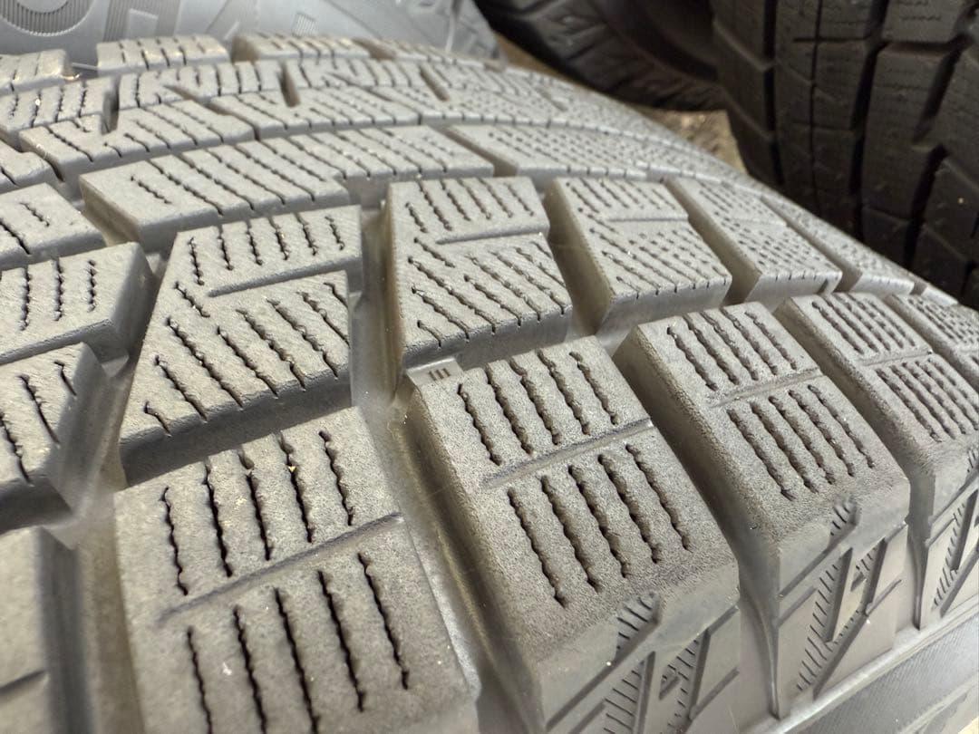 スタッドレスタイヤ　F:6.5J-16/R:6.5J-16