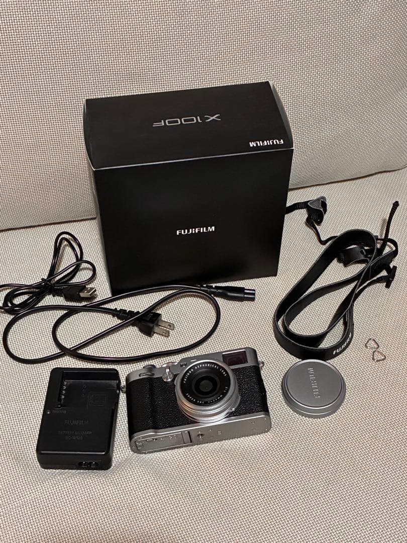 FUJIFILM X100F シルバー｜美品｜元箱・｜純正ストラップ　充電器