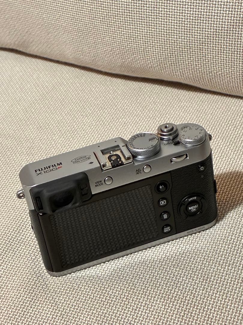FUJIFILM X100F シルバー｜美品｜元箱・｜純正ストラップ　充電器
