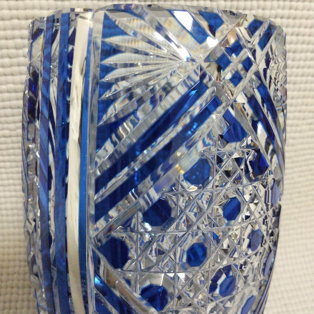 約８万円 カガミクリスタル 江戸切子の花瓶／笹っ葉に八角籠目紋 (調和と絆)