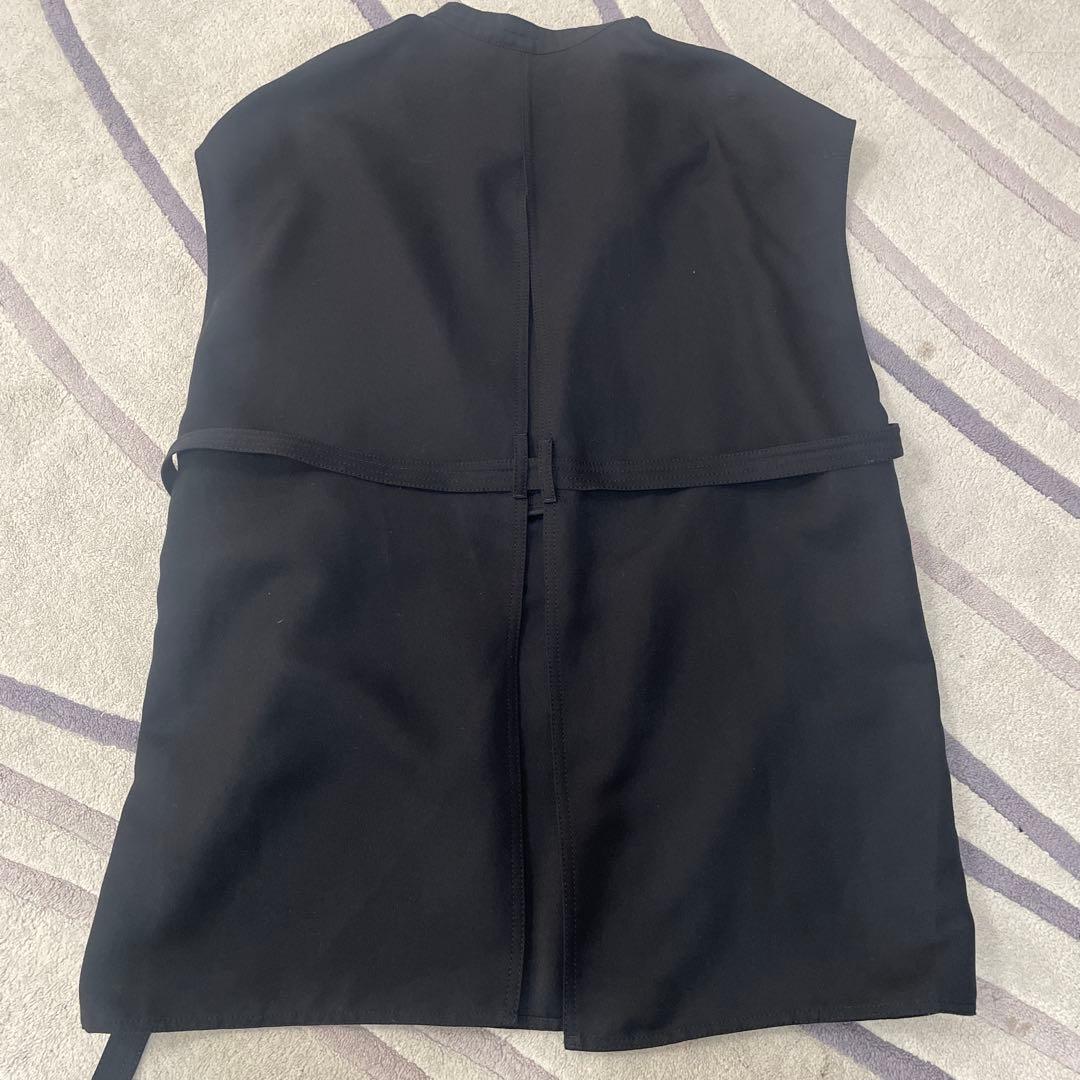 LE PHIL ブラックノースリーブベスト・ジレ