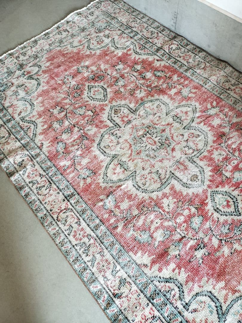 大判/シャビーレッドとミントグリーンのヴィンテージラグ　メダリオン　No.622