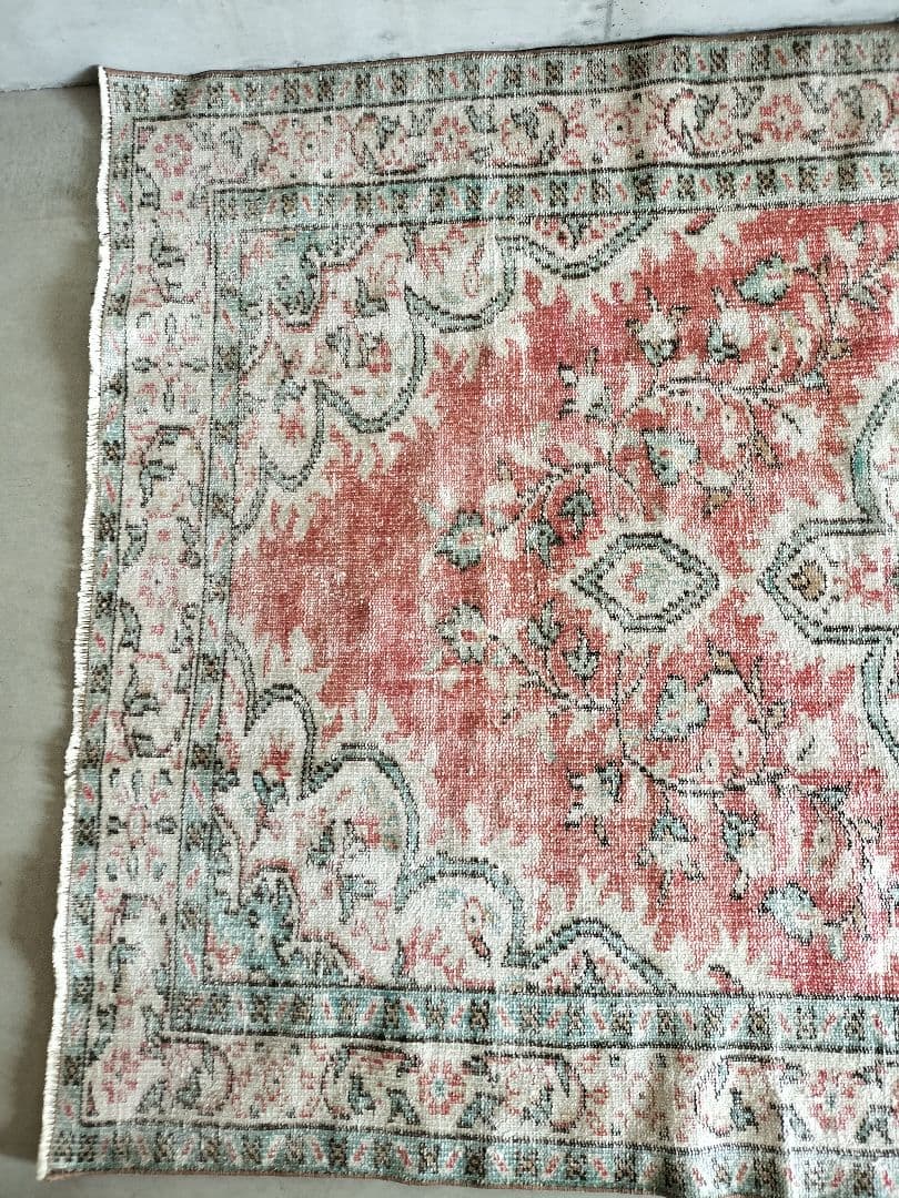 大判/シャビーレッドとミントグリーンのヴィンテージラグ　メダリオン　No.622