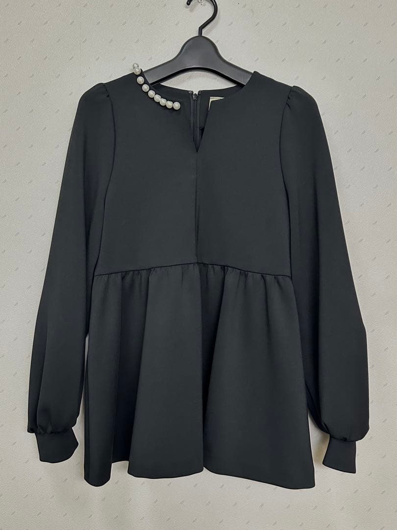 【新品】　UNITED ARROWS パールモチーフペプラムヴラウス