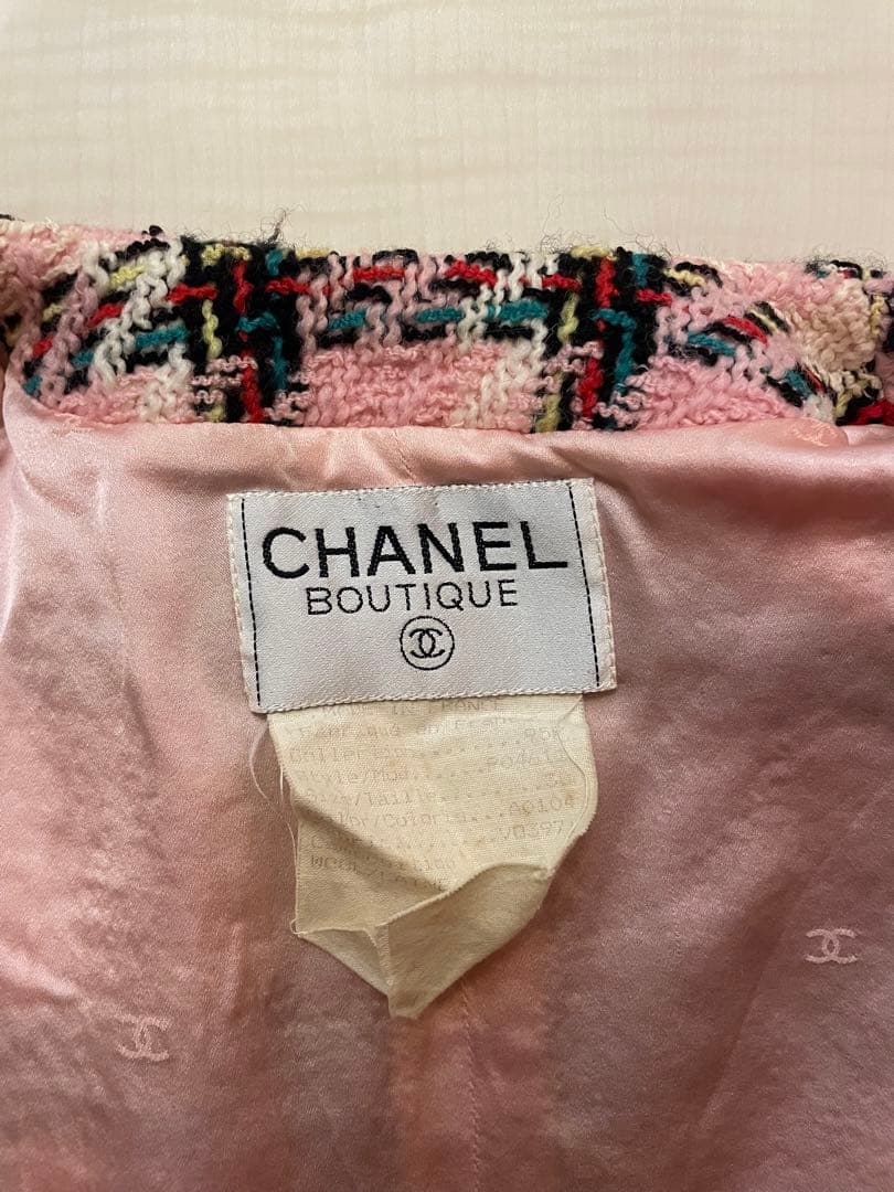 Olivia Rodrigo 着用90年代ヴィンテージシャネルスーツ[38]