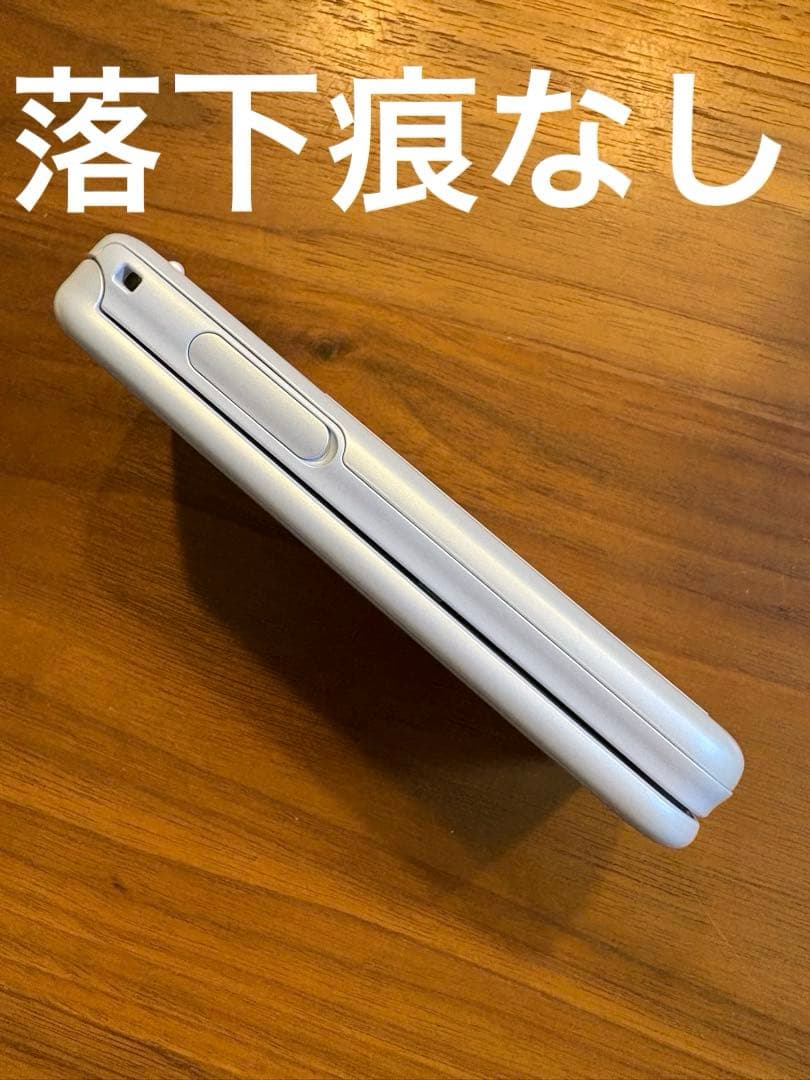 ドコモ docomo らくらくフォン ホワイト 白 F-01M 4G 充電器付き