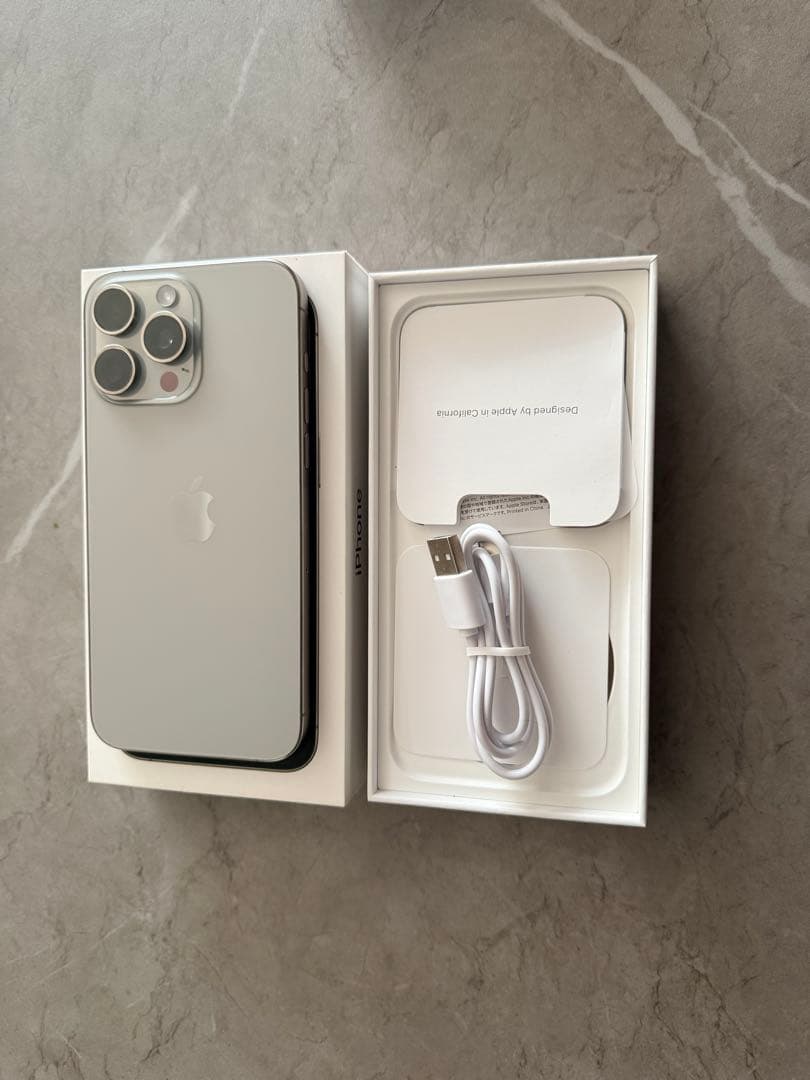 iPhone 15Pro Max本体　箱付き充電器付き