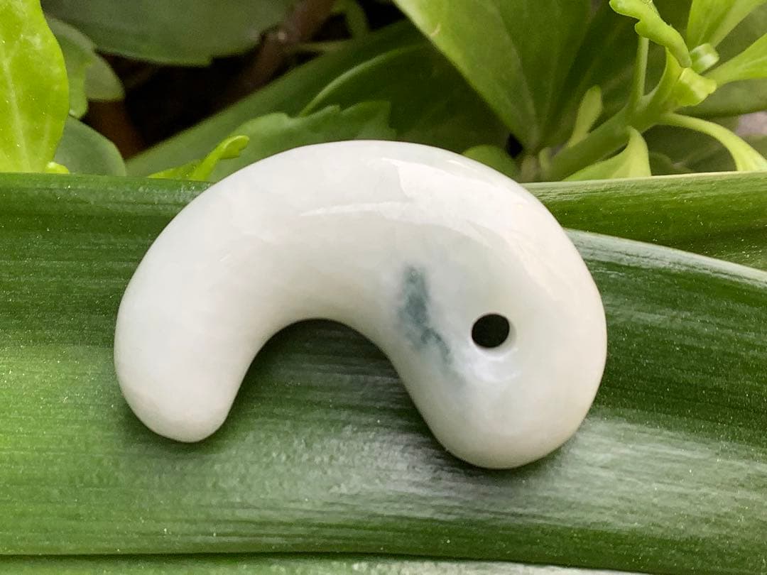 青緑入り✳小滝産原石切出し極上品質　本物の糸魚川翡翠勾玉　機械鑑定付の極上物を‼️