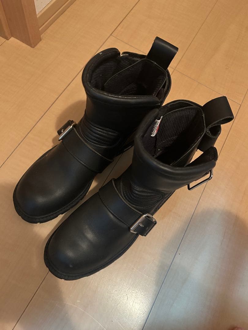 バイク用 黒いバックル付きブーツ