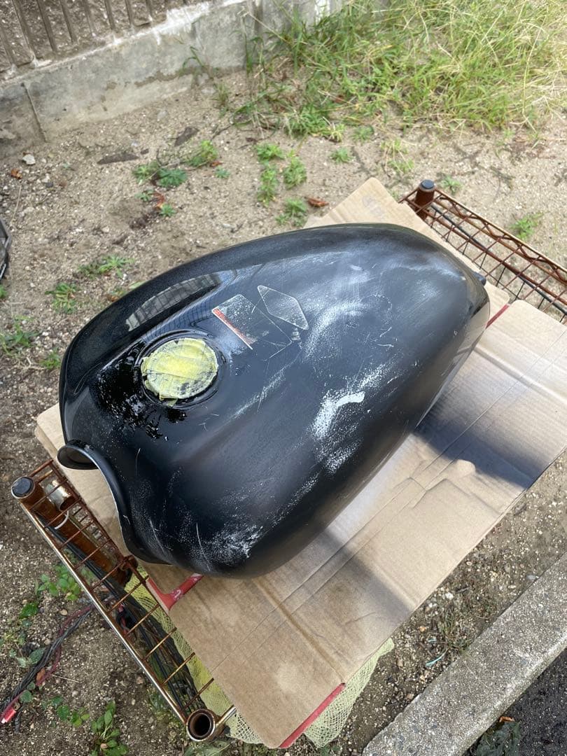 ホンダCB２２３S純正タンク凹みあり パテ埋め中と仮塗装まで