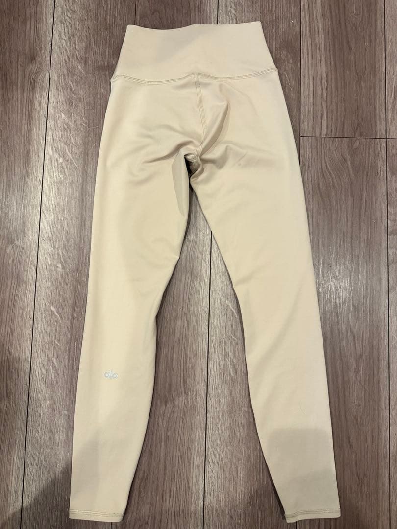 ALO ヨガウェアセット ブラトップとレギンス クリーム色 (着用回数２回)