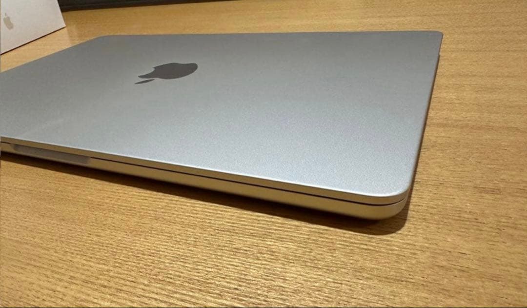 MacBookAir M2 13インチ 8GB/256GB 箱付　スターライト