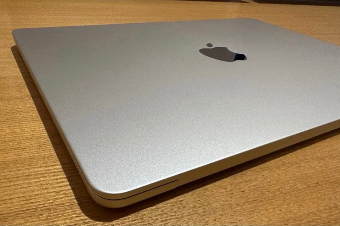 MacBookAir M2 13インチ 8GB/256GB 箱付　スターライト