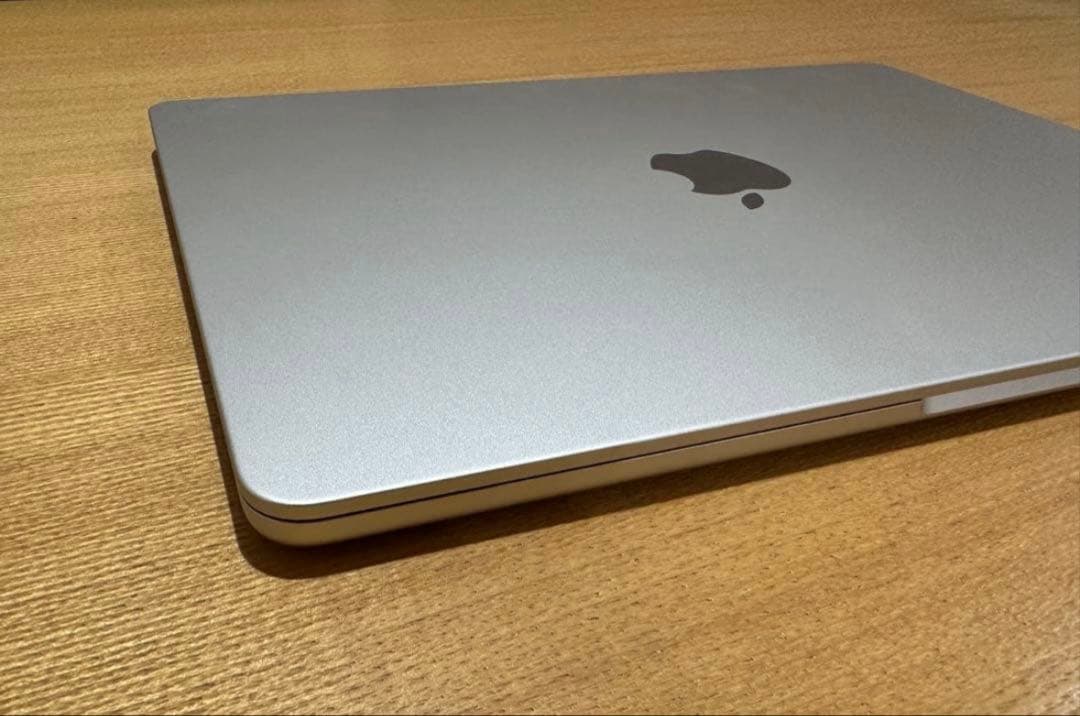 MacBookAir M2 13インチ 8GB/256GB 箱付　スターライト