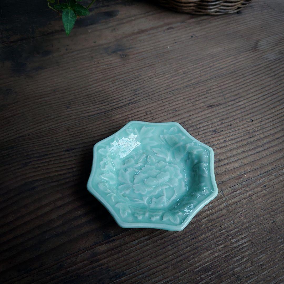 【ご成約】三田青磁 陽刻 花蝶文 八角小皿 と 骨董の器 おまとめ