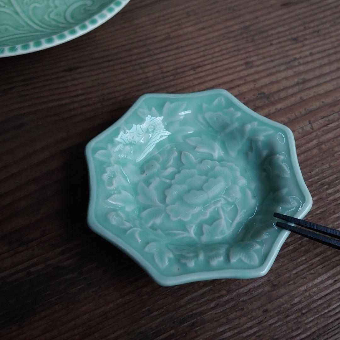 【ご成約】三田青磁 陽刻 花蝶文 八角小皿 と 骨董の器 おまとめ